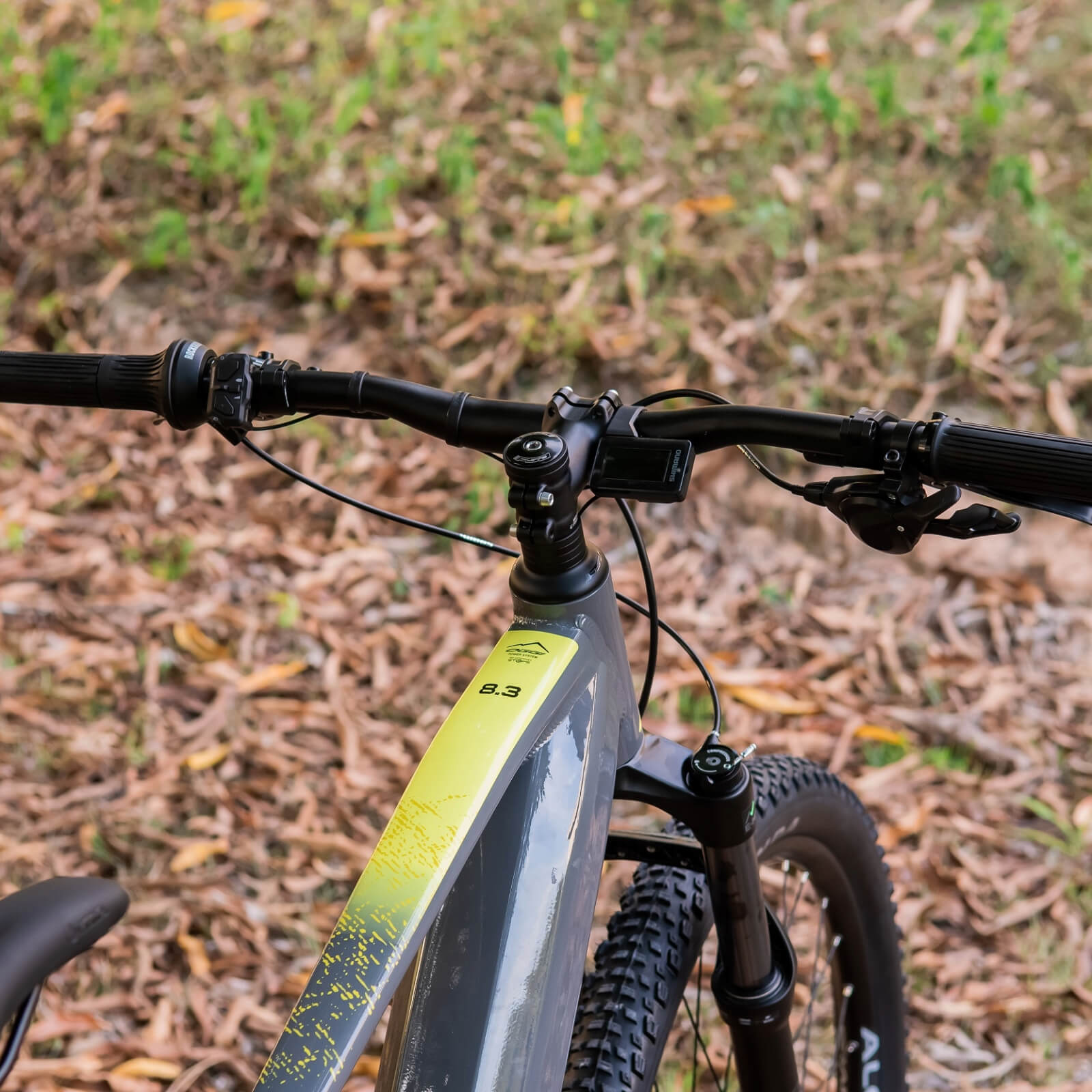 Bicicleta aro 29 elétrica oggi 8.3 2024 grafite com amarelo visao do painel